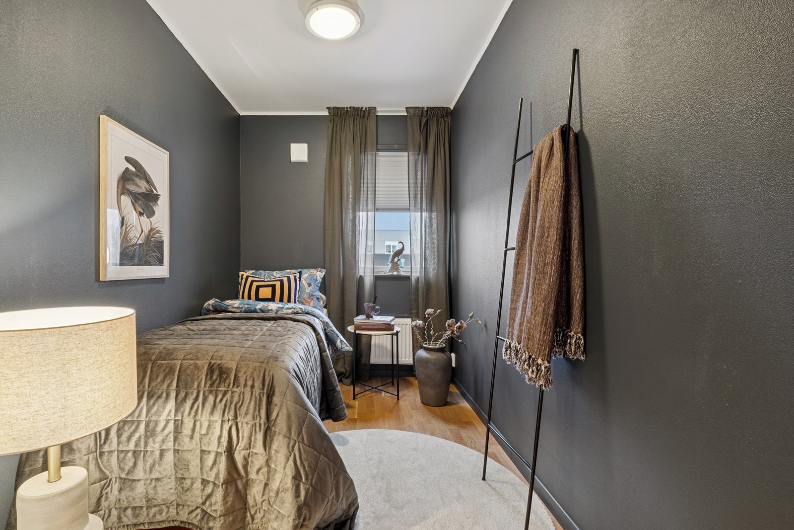 Soverom 2 har vegger som er malt i mørk og behagelig farge. Kan gjerne benyttes som barnerom. Galleribilde