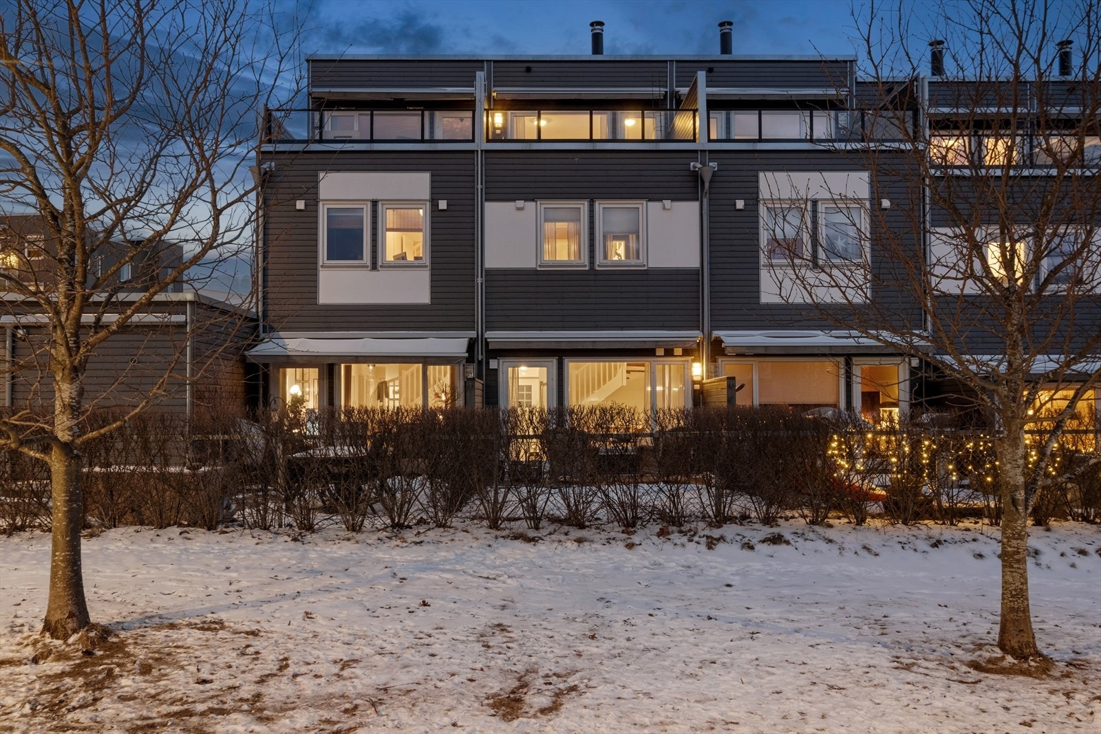 Rett nedenfor boligen finnes strender, et yrende småbåtliv og idylliske omgivelser. Galleribilde