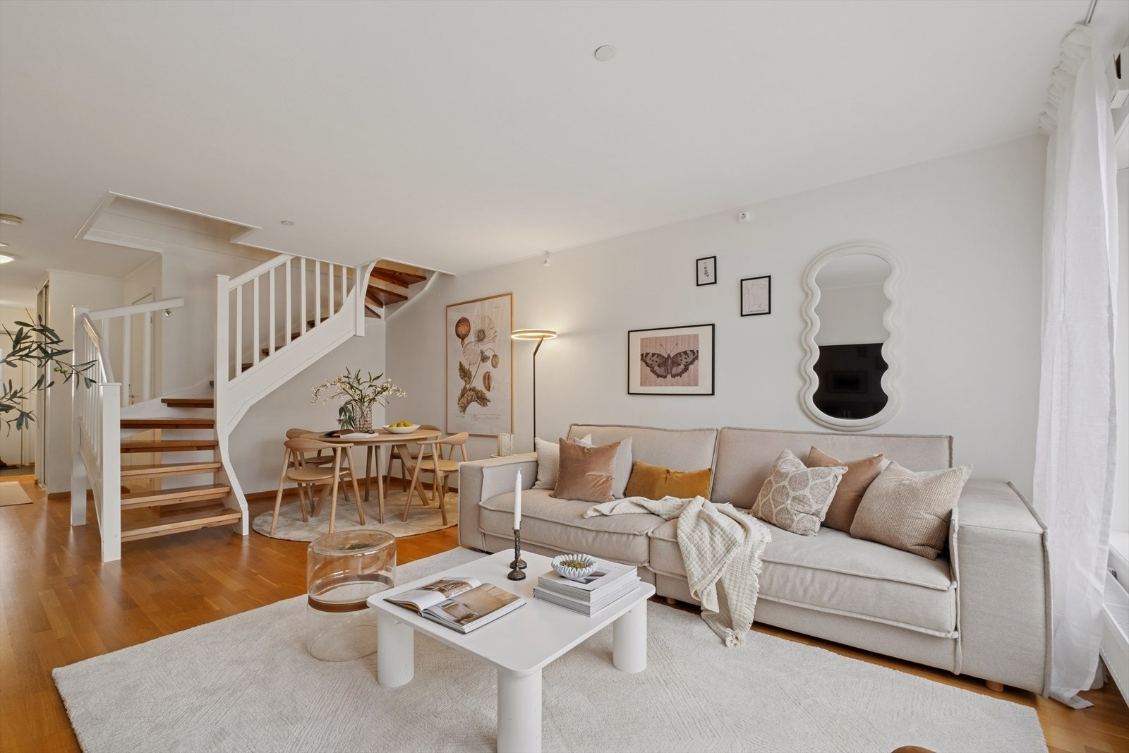 Stuen er romslig med eikeparkett på gulv og pene hvitmalte vegger. Galleribilde