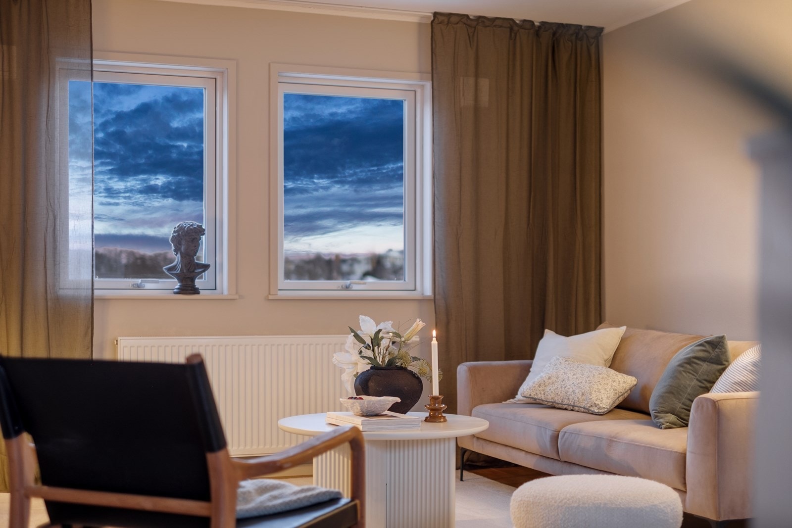 Kveldsstemning i loftstuen. Galleribilde