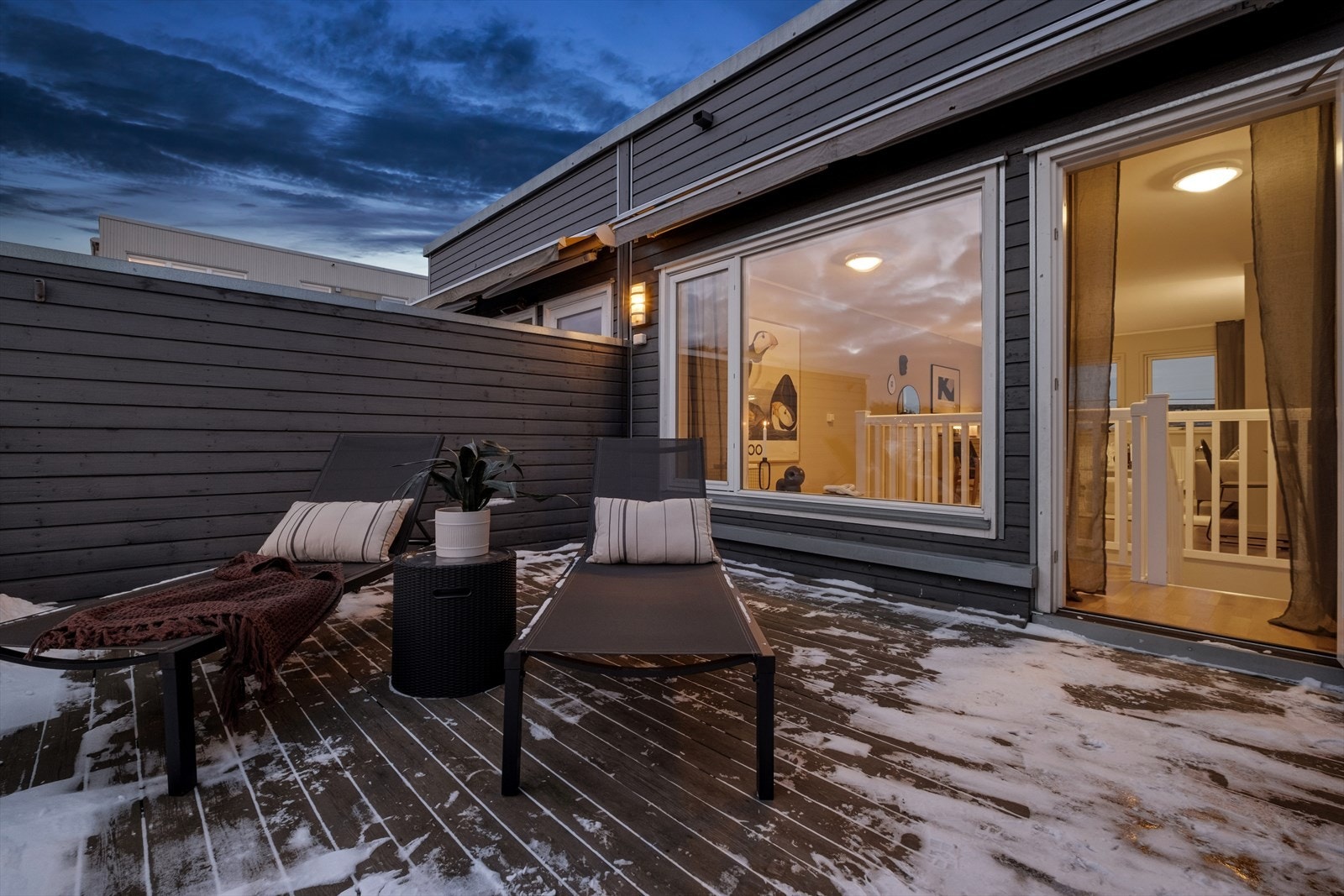 Kveldsstemning på takterrassen. Her kan fine sommerkvelder nytes. Det er også utebelysning og strømuttak på takterrassen. Galleribilde