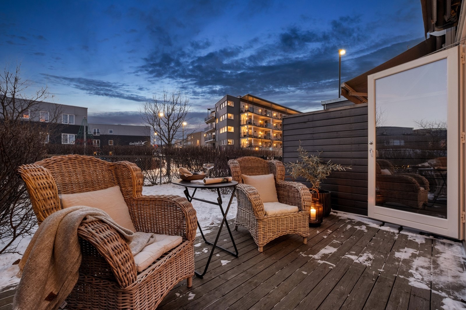 Kveldsstemning på terrasse og i hagedelen. Galleribilde