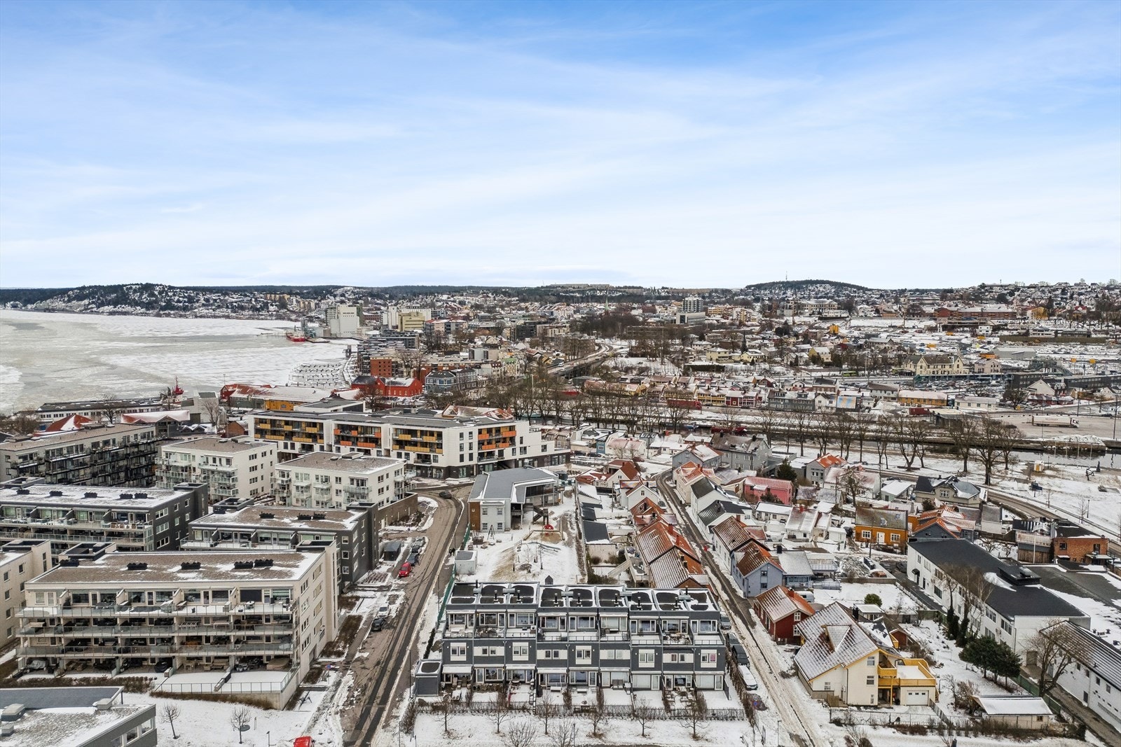 Bo sentralt med nærhet til sjøen. Rett utenfor rekkehuset finner man to lekeplasser og det er 1 minutt å gå til nærmeste dagligvare, Kiwi. Galleribilde