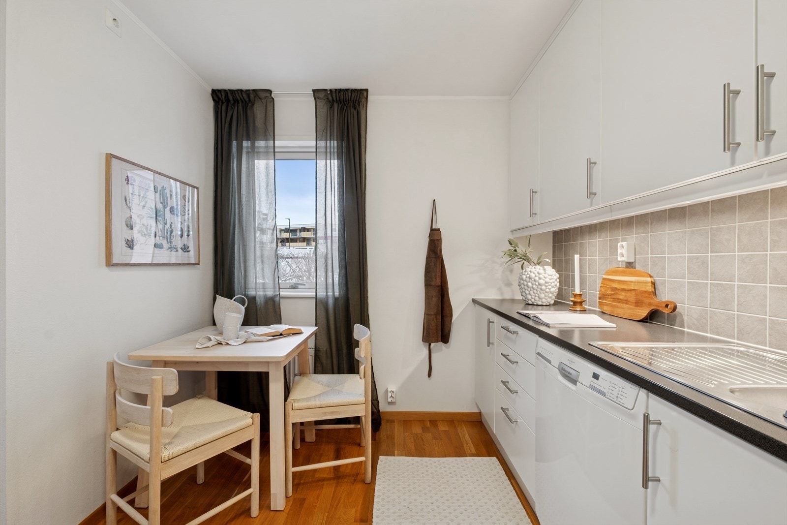 Det er også plass til et lite spisebord på kjøkkenet, ved vinduet. Galleribilde