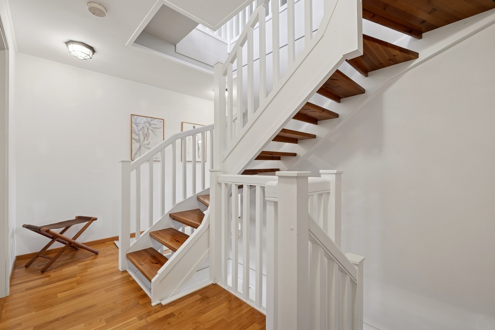 Den pene trappen videreføres fra 2. etasje og opp til 3. etasje. Galleribilde