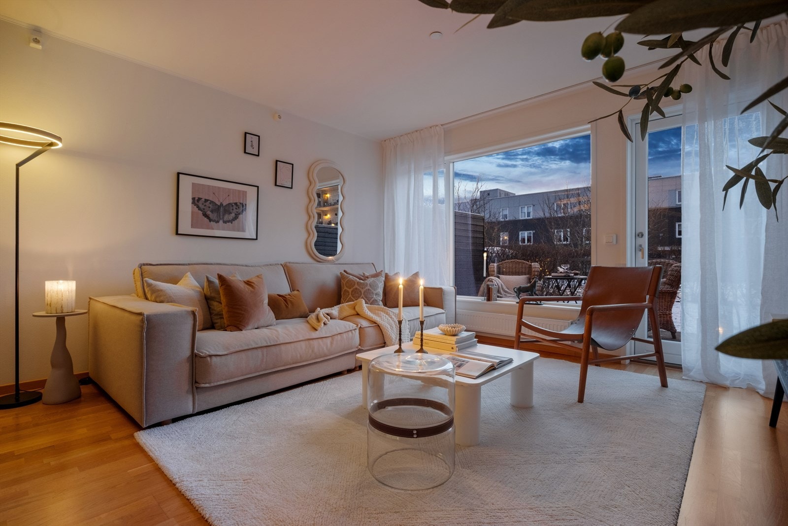 Kveldsstemning i stuen. Galleribilde