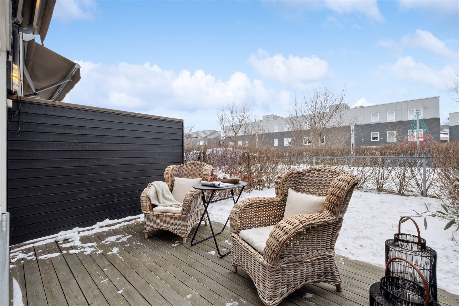 Det er skillevegg mot naboene og pen hekk som skjermer mot naboene. Utebelysning, strøm og motorisert markise på markterrassen. Galleribilde