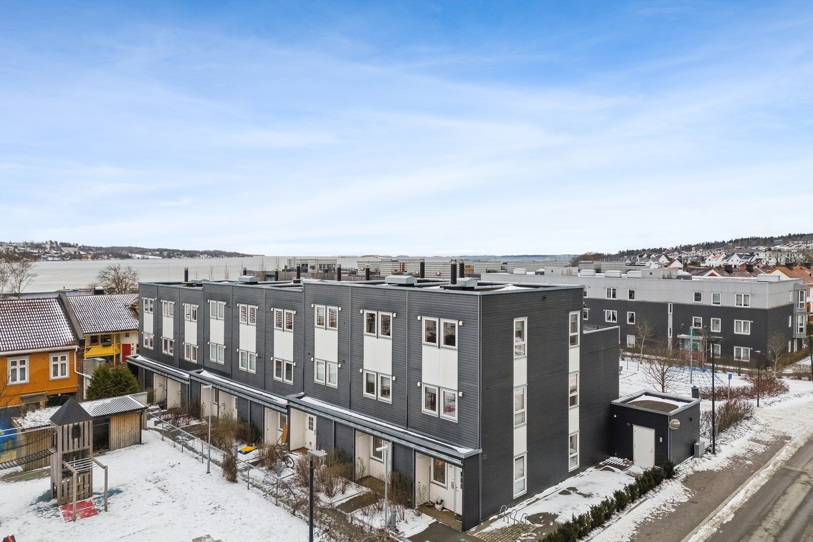 Fra huset er det kort gangavstand til sjøen og flotte turområder. Det er også kort vei til kollektivtransport. Galleribilde