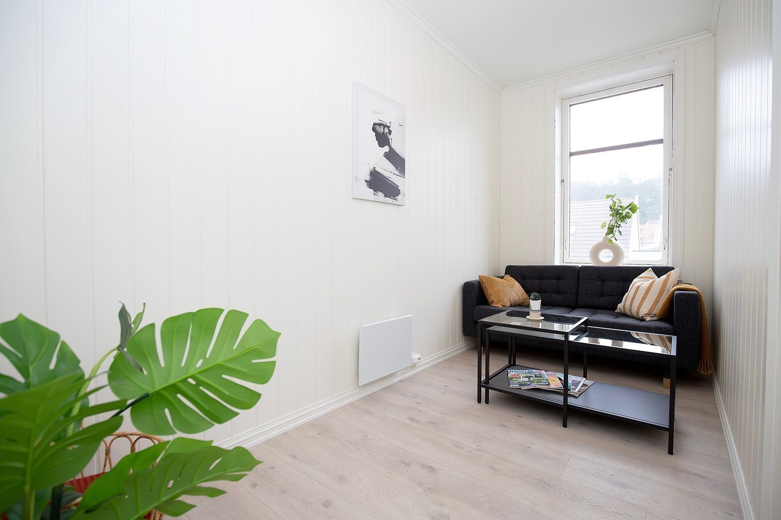 Stue møblert med sofa og bord Galleribilde