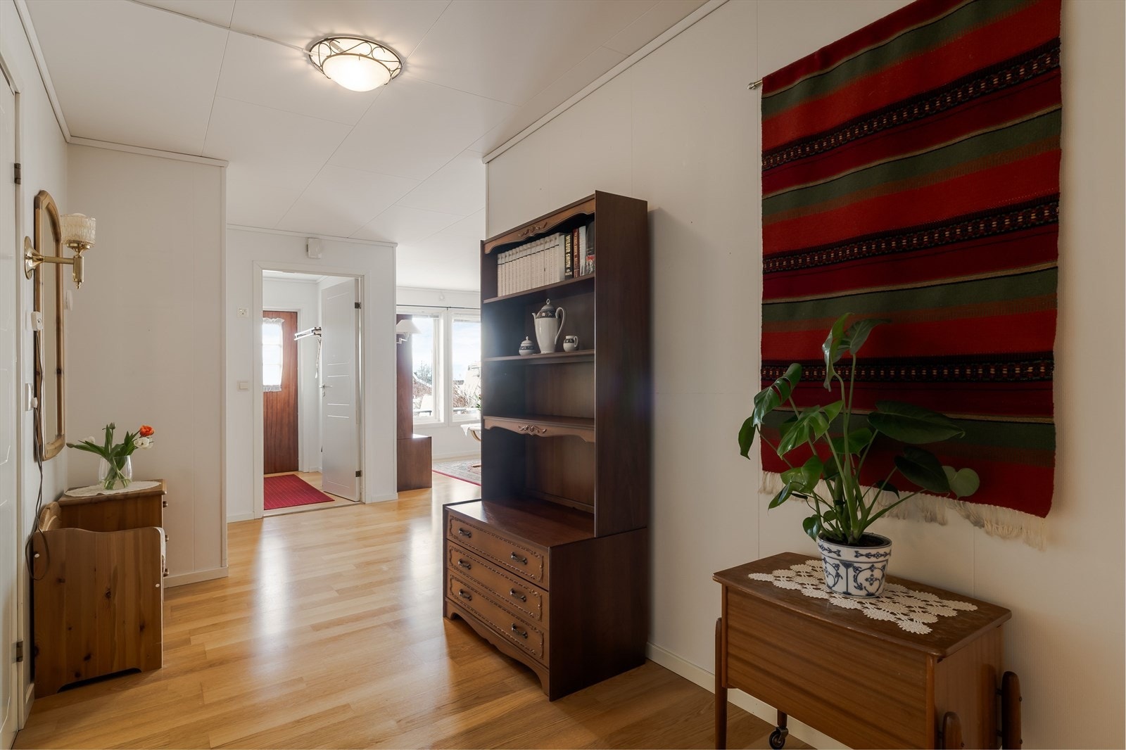 Gangen bortenfor stuen har en bod på ca. 6 kvm, perfekt til oppbevaring av yttertøy og diverse utstyr. Galleribilde