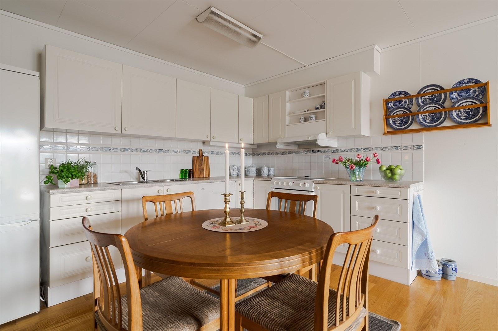 Over benken er det flislagt vegg med dekorbord. Kjøkkenet har god skap- og benkeplass. Galleribilde