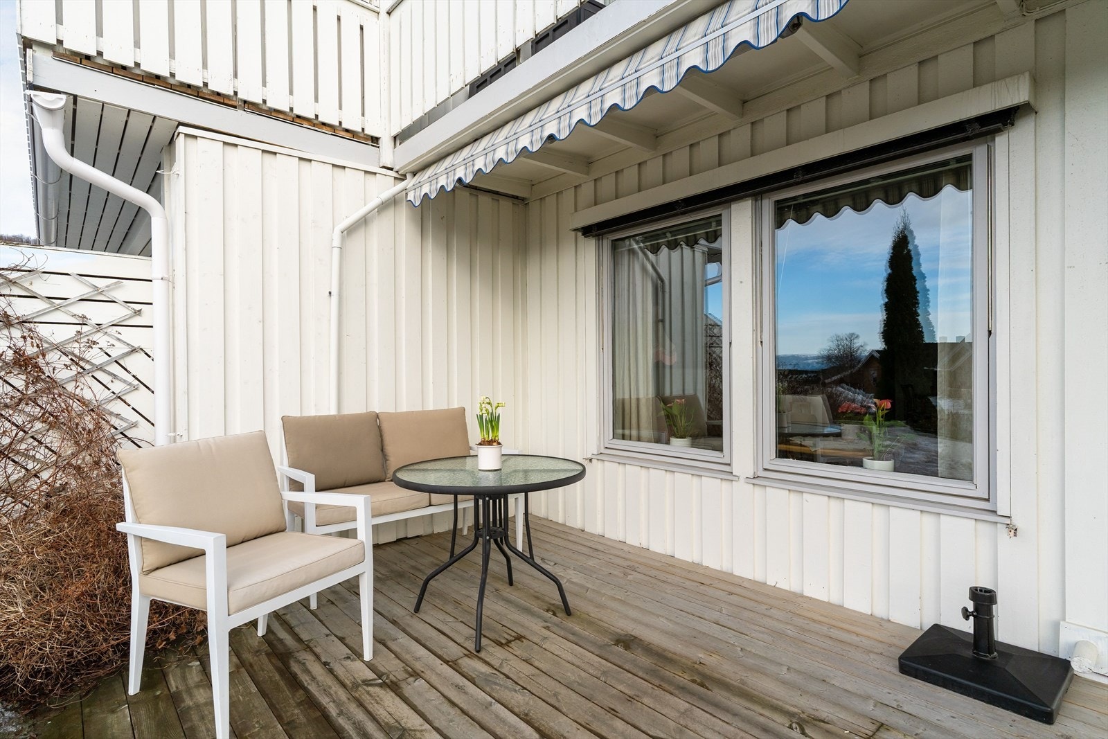 Leiligheten ligger i første etasje og har egen inngang via en herlig terrasse. Galleribilde