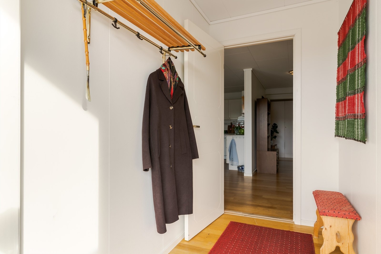I entreen passer det fint å innrede med knagger og hyller. Galleribilde