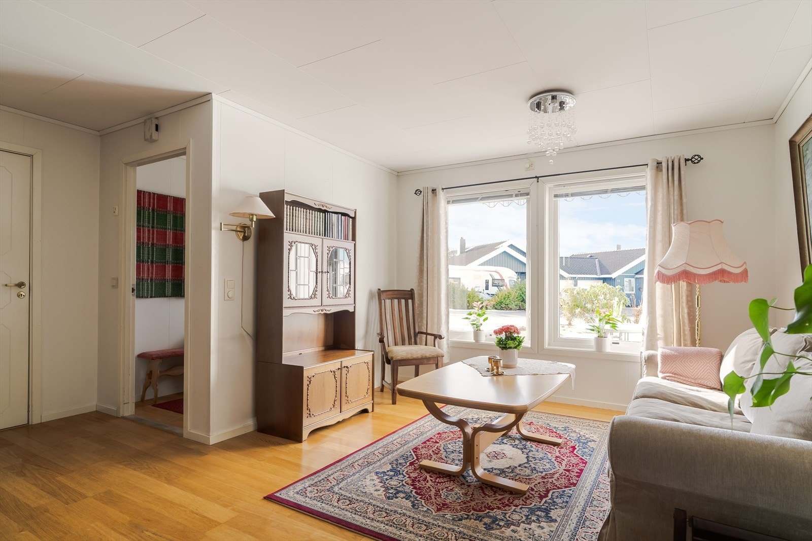 Sammen med kjøkkenet danner stuen et åpent allrom, som innbyr til hygge fra tidlig morgen til sent på kveld. Galleribilde