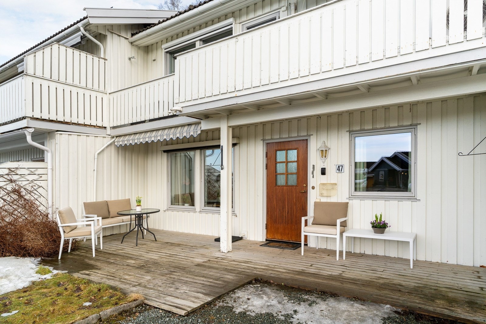 Dette er en velholdt og gjennomgående 3-roms andelsleilighet i første etasje. Her bor man i et rolig og idyllisk område, like ved sandstrand og flotte turmuligheter i vakker natur. Galleribilde