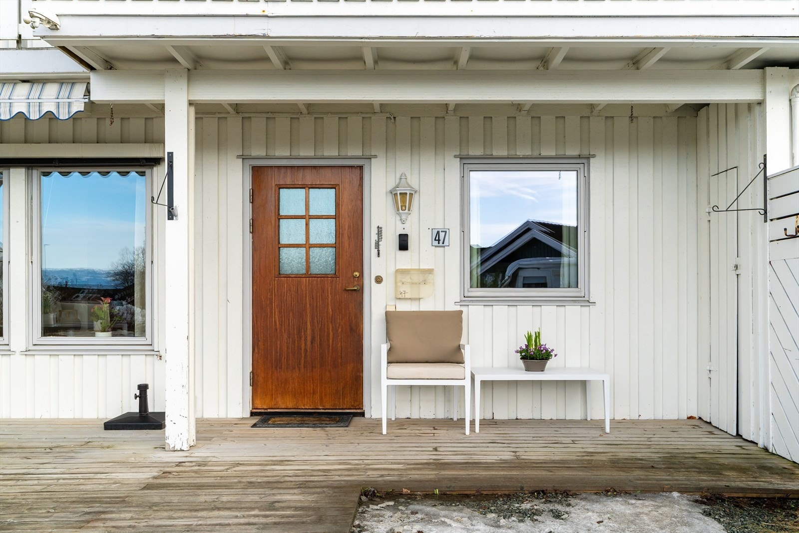 Området er stille og rolig, nær sjøen, busstopp, sandstrand og flotte turmuligheter i vakker natur. Galleribilde