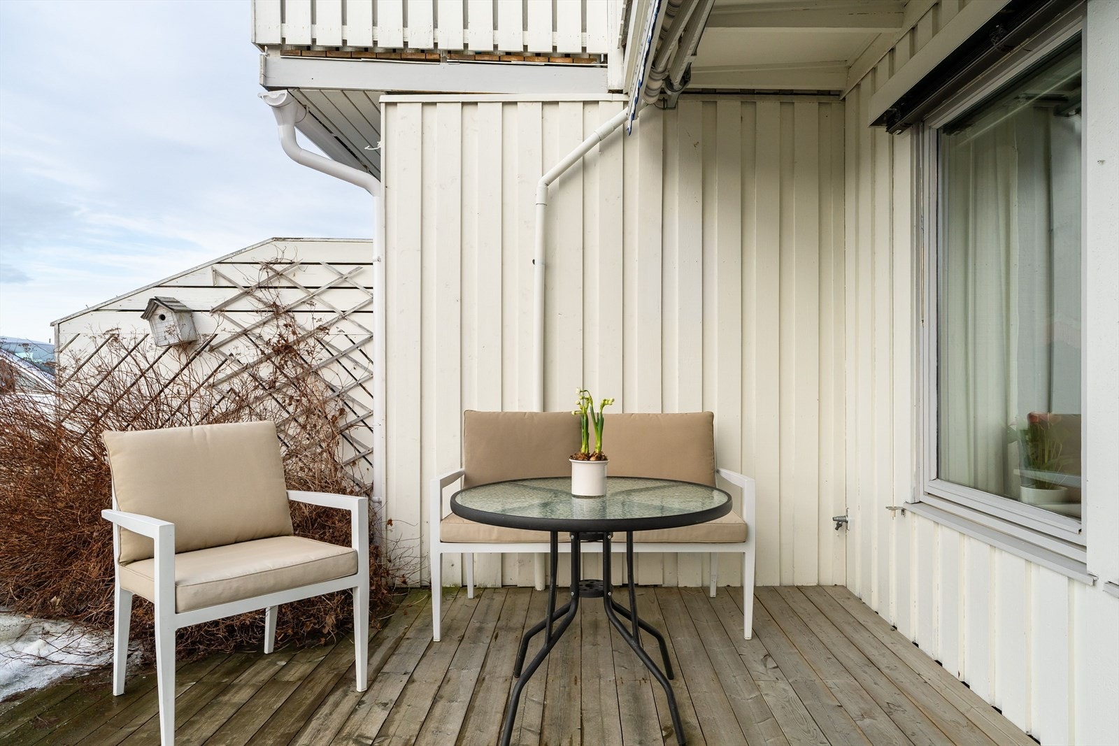 Terrassen måler ca. 20 kvm og er delvis overbygget. Galleribilde