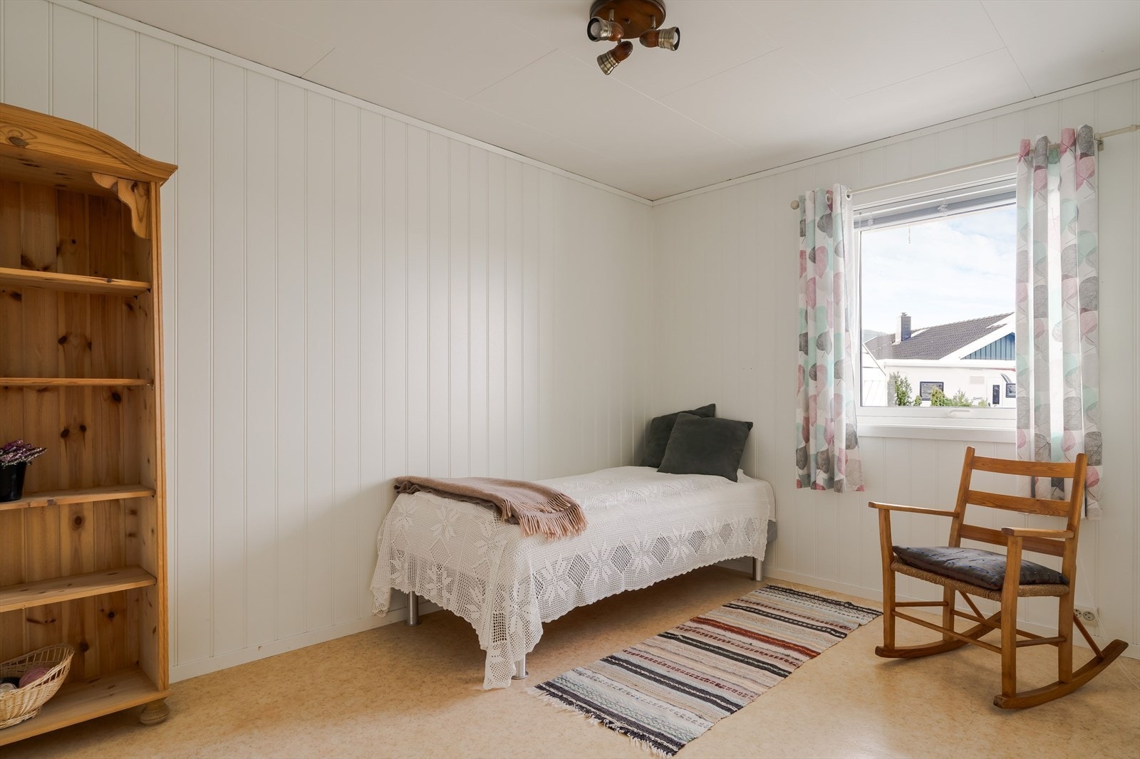 Det andre rommet kan fint brukes til hjemmekontor, barnerom eller gjesterom. Galleribilde