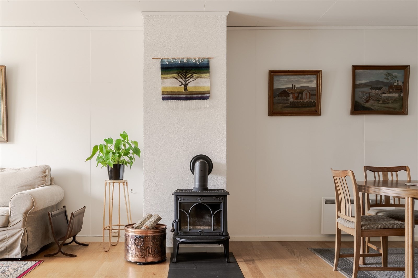 Lune kvelder sikres av en vedovn, plassert slik at stemningen nytes fra både sofakroken og spiseplassen. Galleribilde