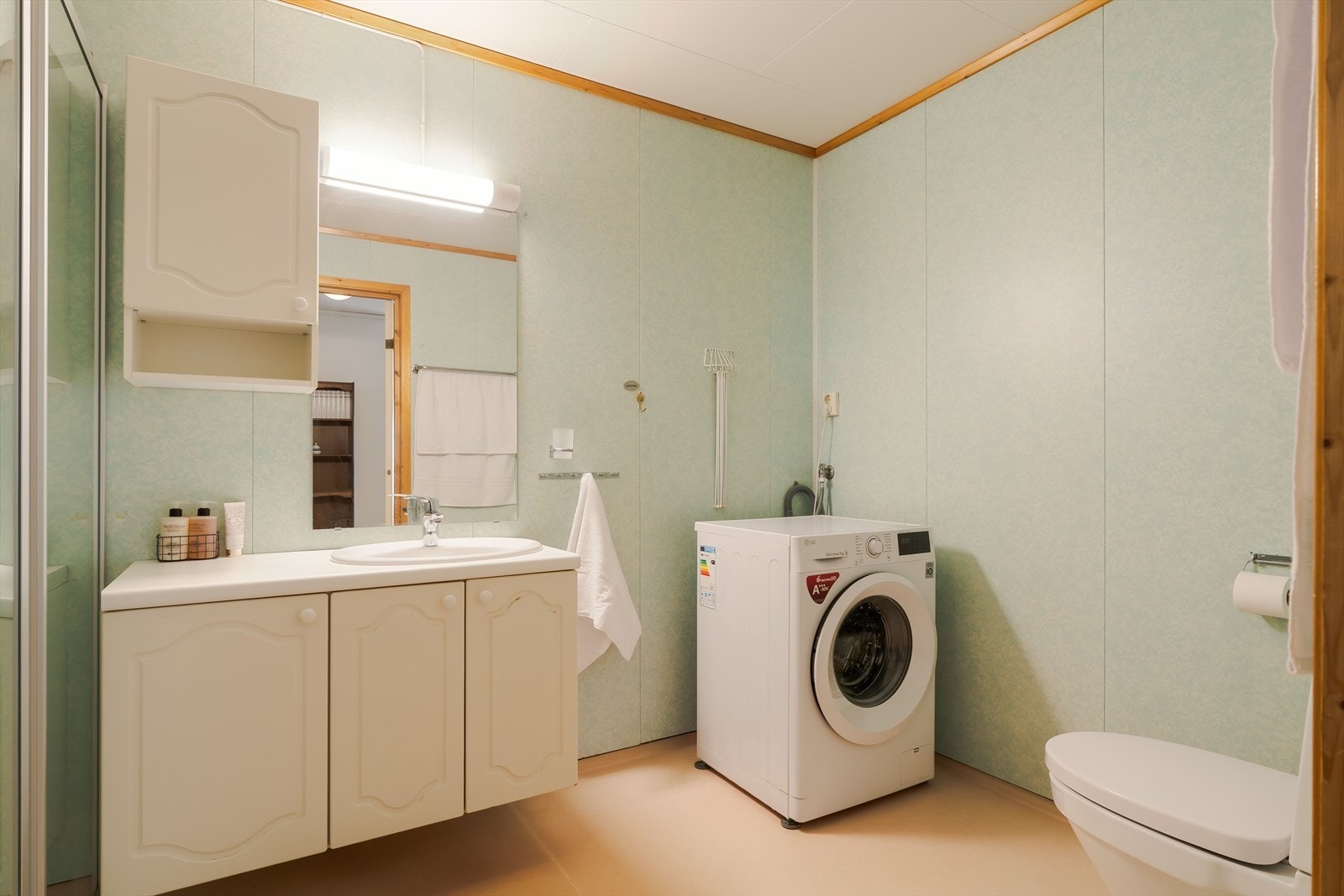 Badet er romslig og har en praktisk løsning. Rommet er utstyrt med dusjvegger, servant med underskap og speilskap med belysning. Galleribilde