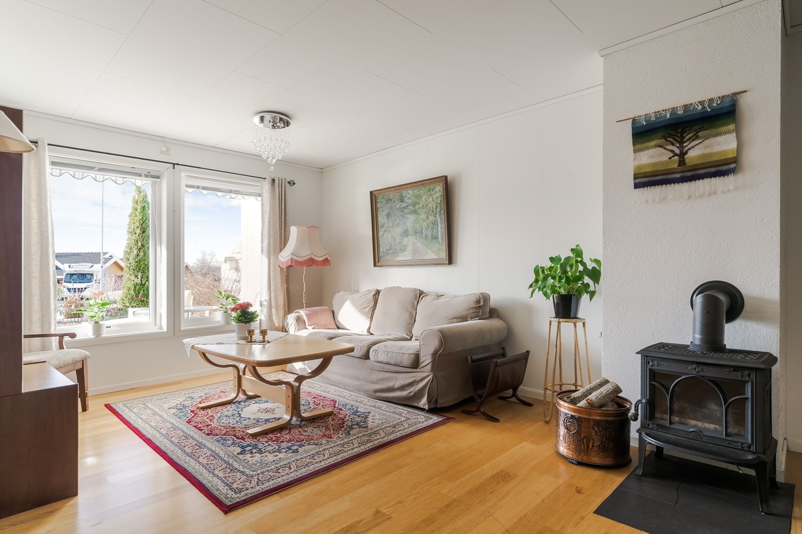 Stuen er naturlig inndelt i ulike soner, og det passer utmerket å innrede med spisebord ved kjøkkenet. Galleribilde