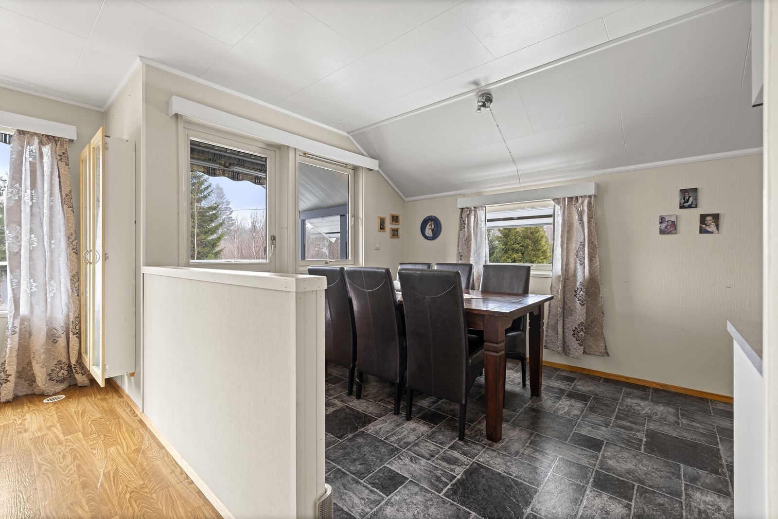 Vinduene gir godt med dagslys inn i spiseområdet. Galleribilde