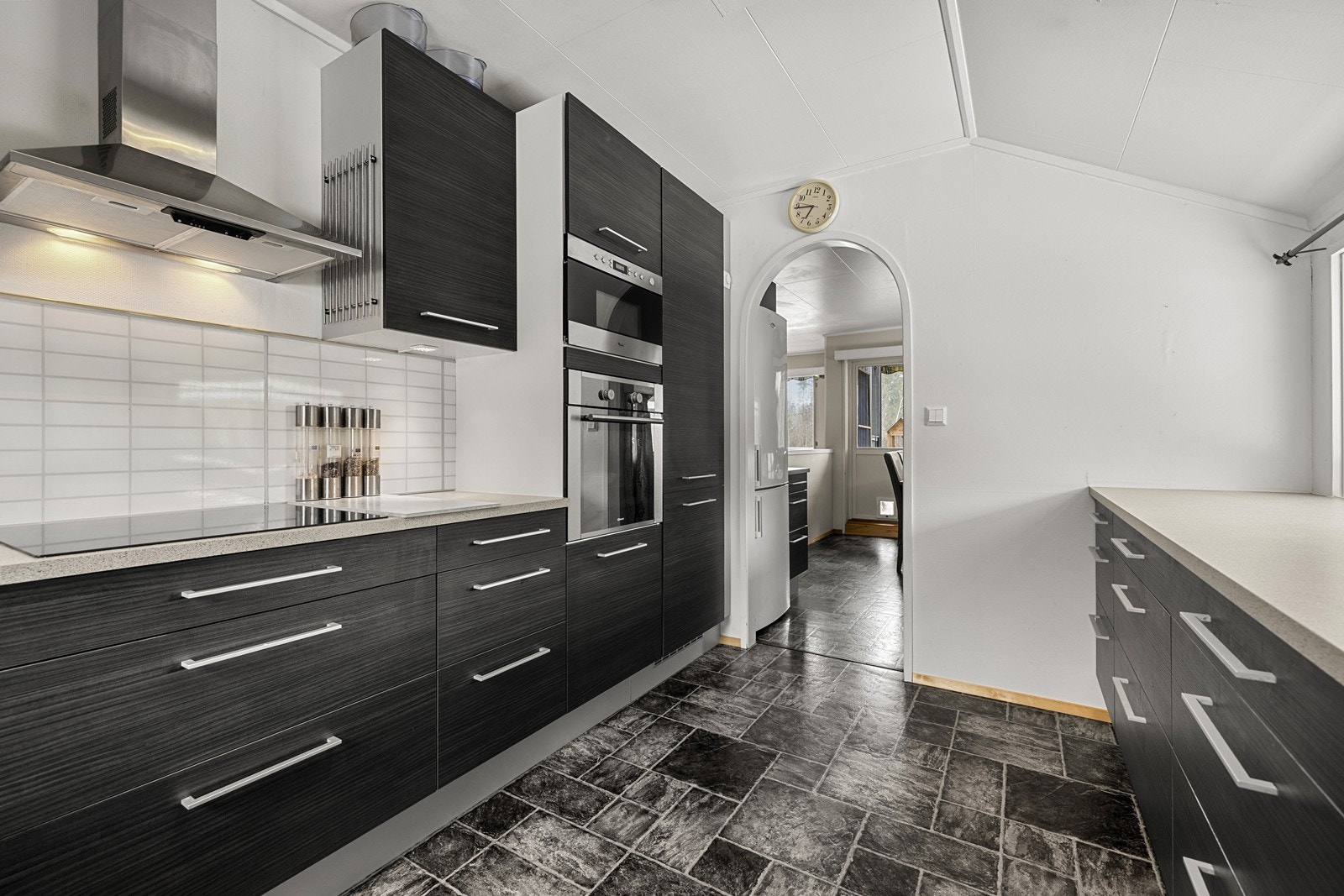 Innredningen har også integrert oppvaskmaskin og en ventilator med kullfilter. Galleribilde