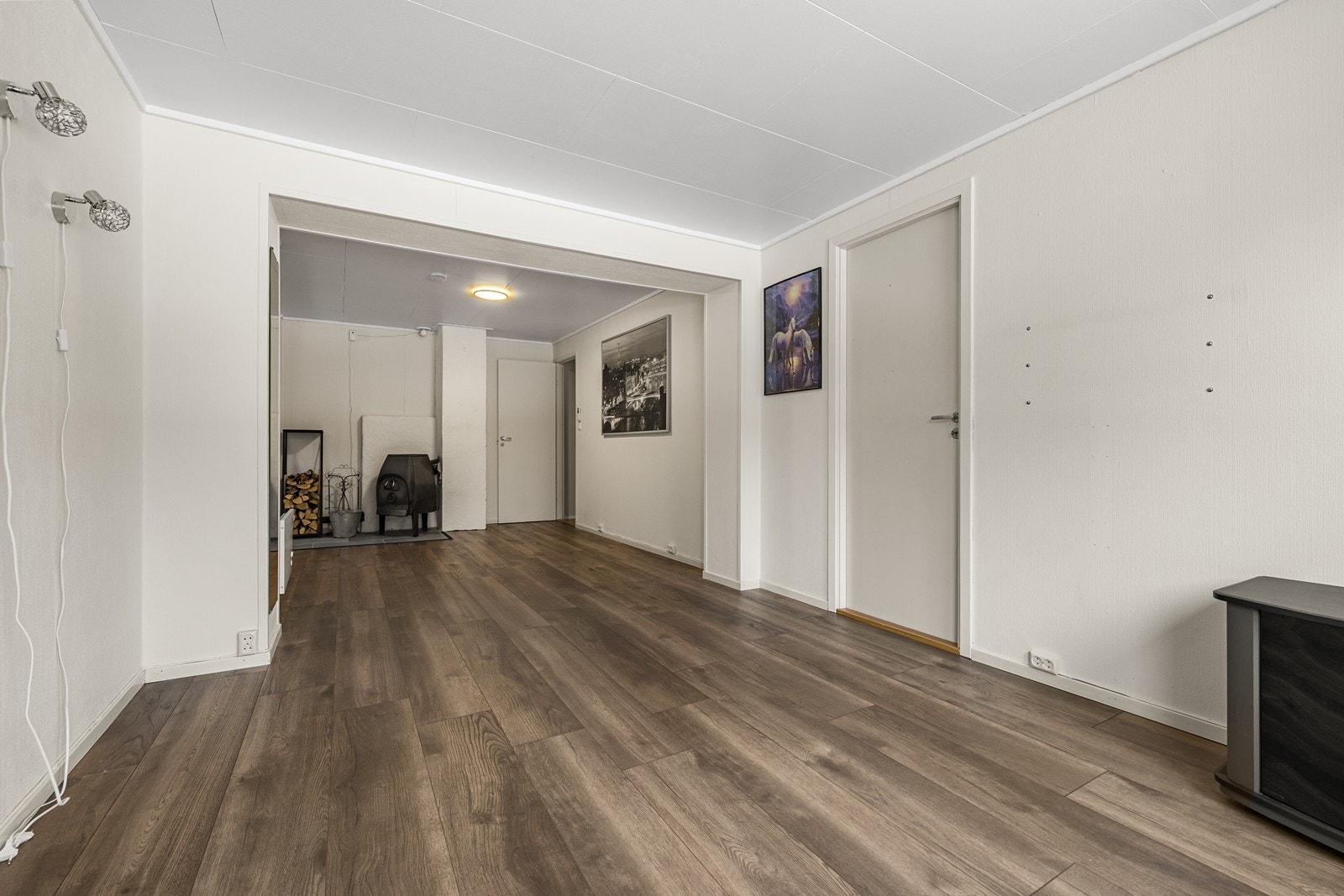 Rommet har en åpen og luftig følelse med god plass til ulike aktiviteter. Galleribilde