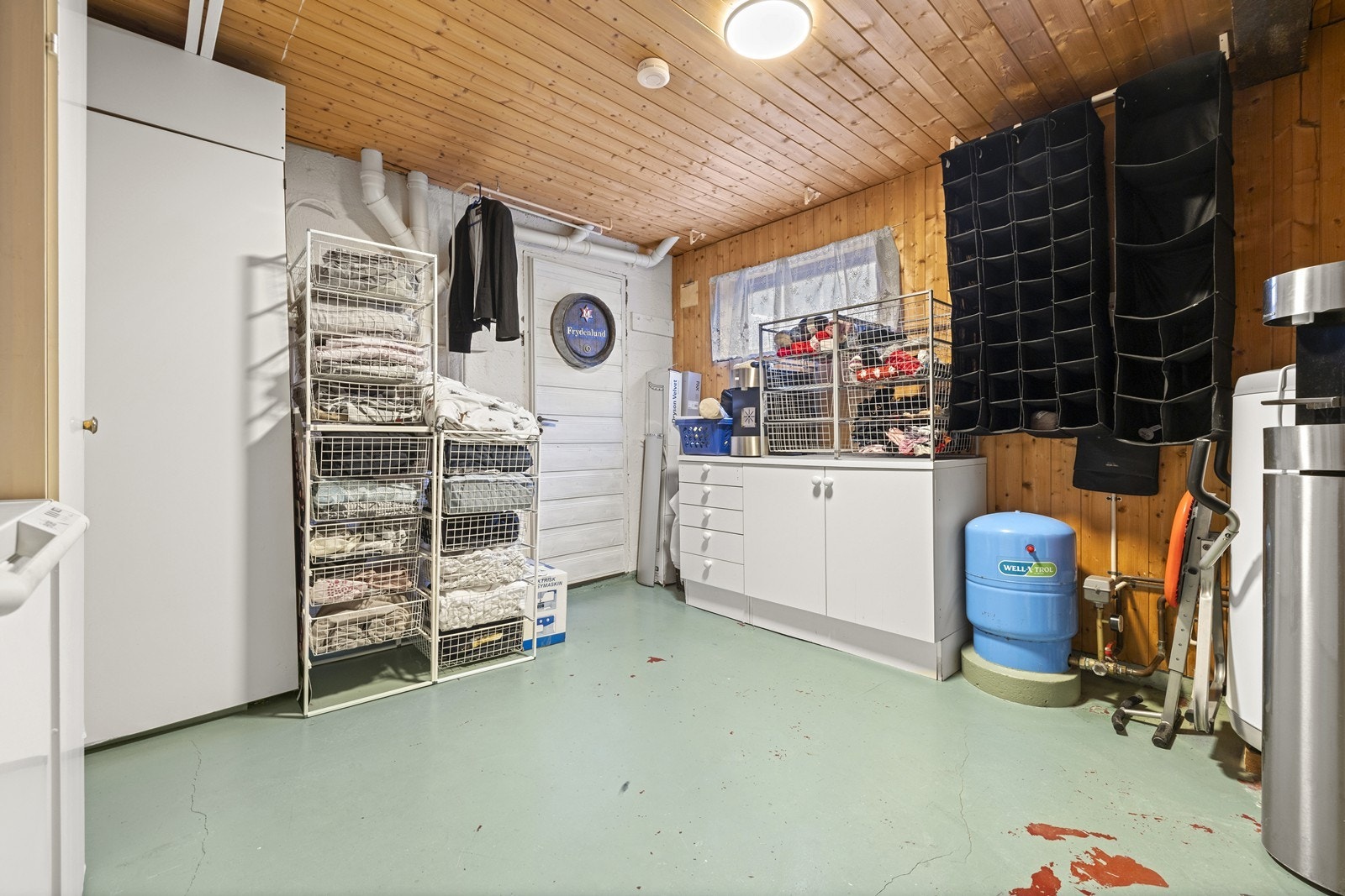 Her er det god plass til oppbevaring. Rommet er anbefalt å totalrenovere. Galleribilde