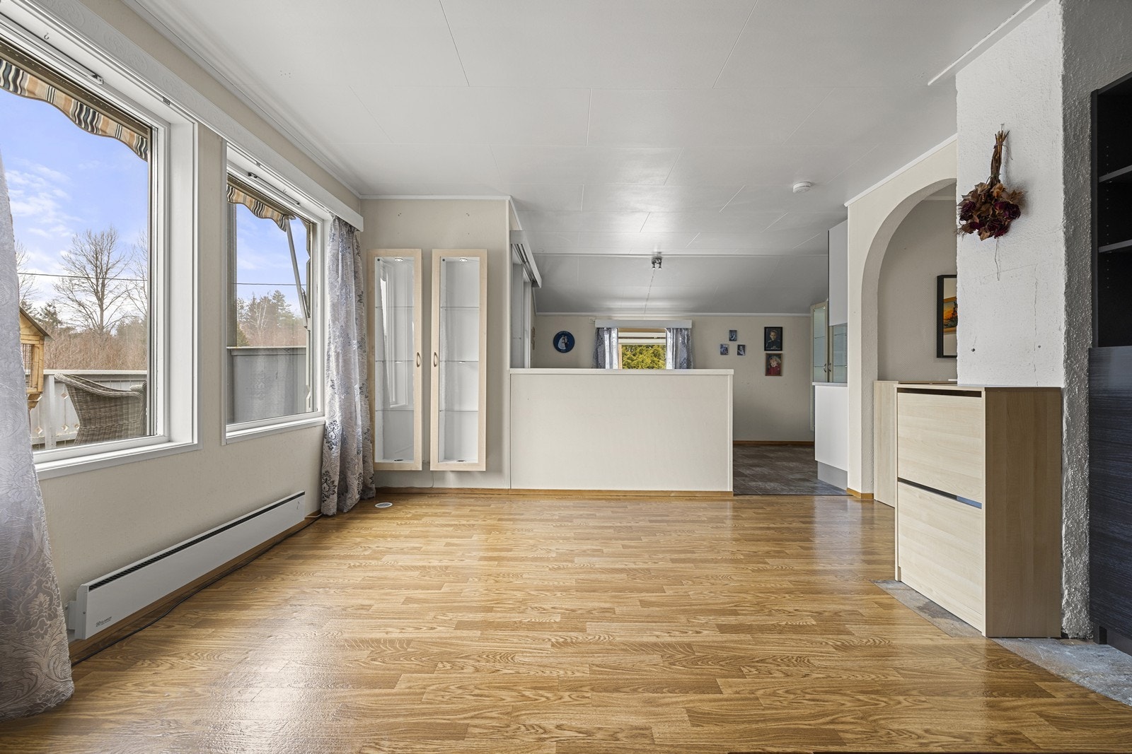 Fra stuen er det direkte utgang til den store terrassen, som utvider oppholdsrommet på varme dager. Galleribilde