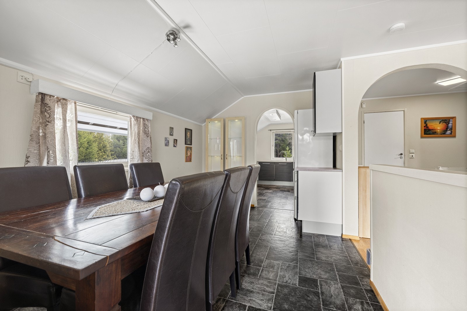 Spisekroken har en naturlig overgang til kjøkkenet, noe som skaper en sosial sone. Galleribilde