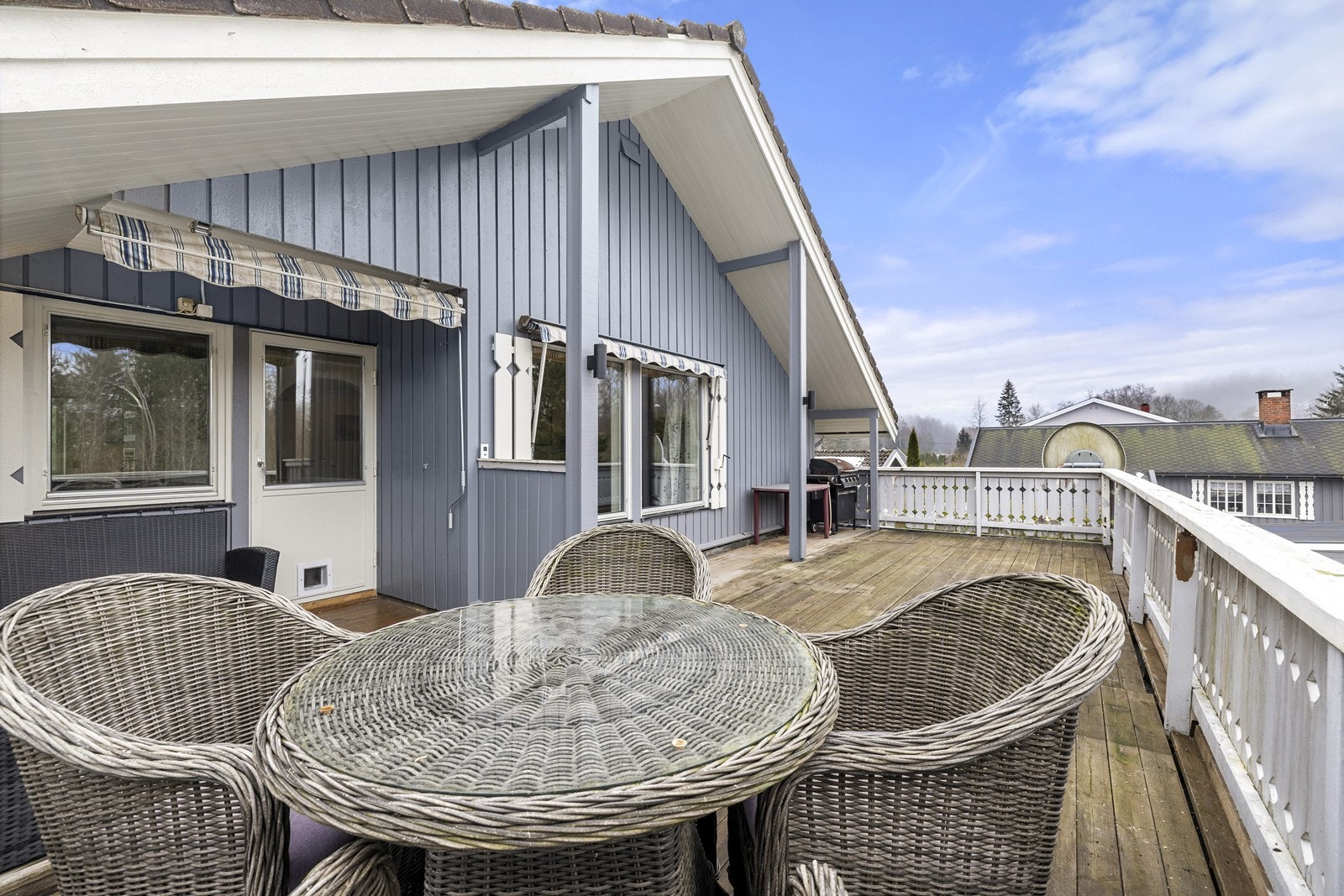 Her er det god plass til både sittegruppe og grill for sosiale sammenkomster. Galleribilde