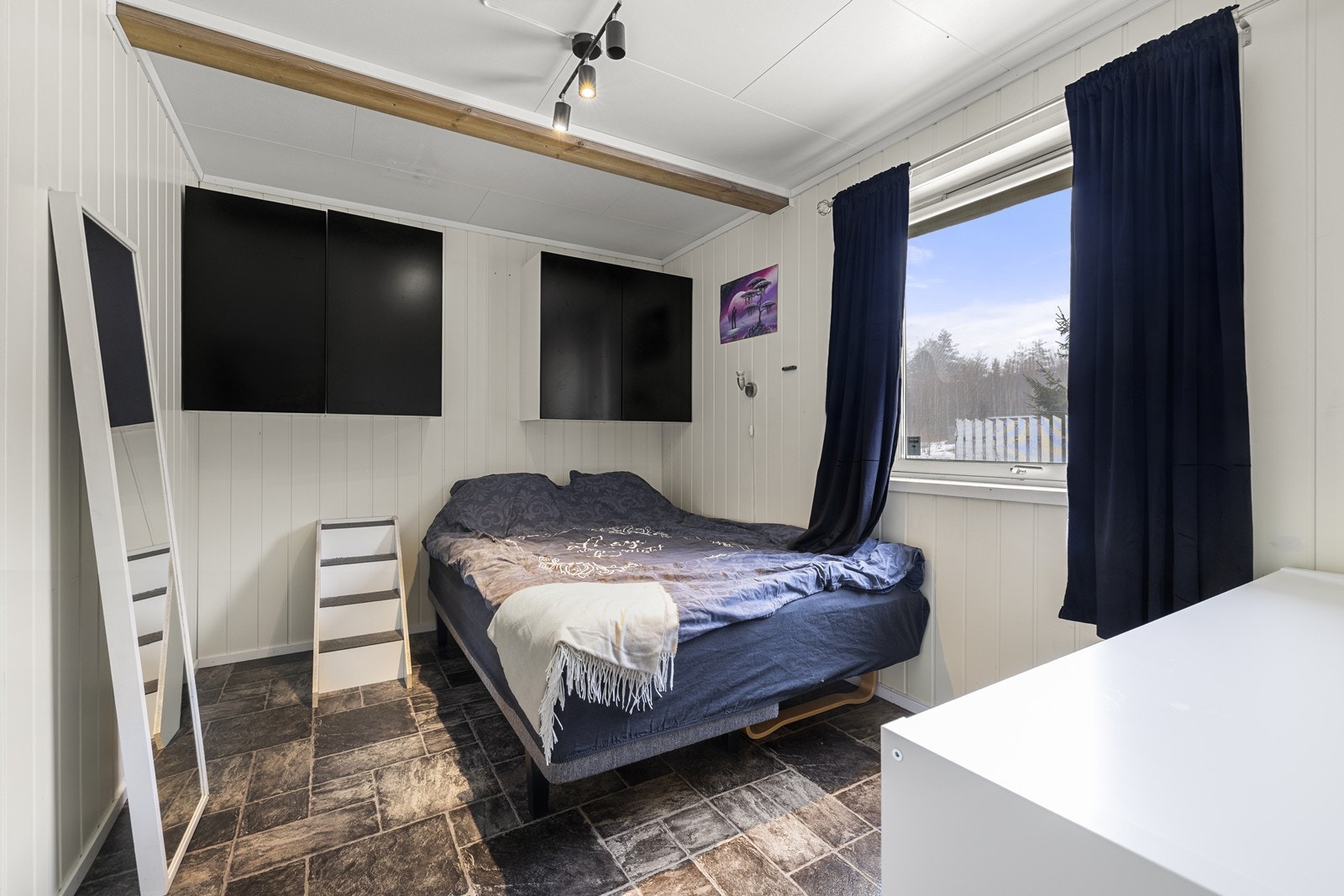 Underetasjen har flere innredede rom som i dag benyttes som soverom. Galleribilde