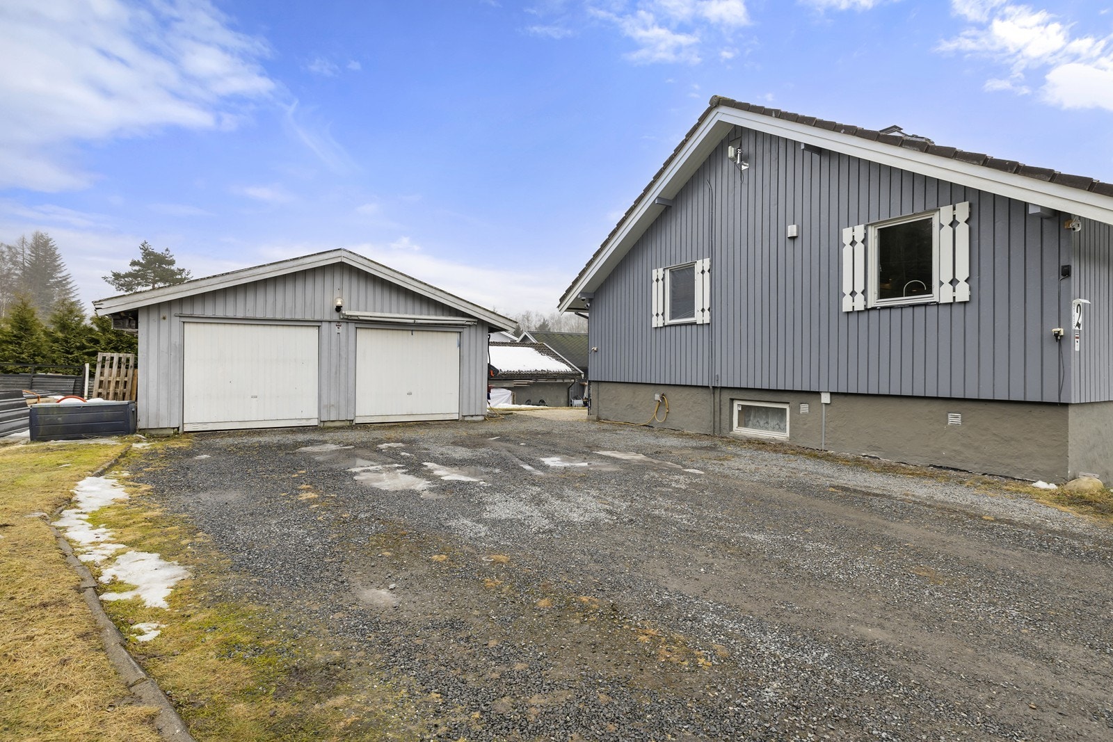 På tomten står en dobbelgarasje på 45 m², bygget i 1987. Galleribilde
