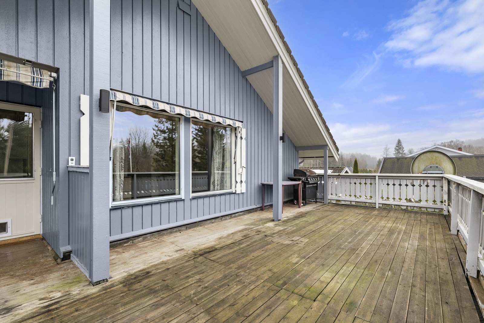 Den store terrassen på 35 m² er en flott forlengelse av stuen. Galleribilde