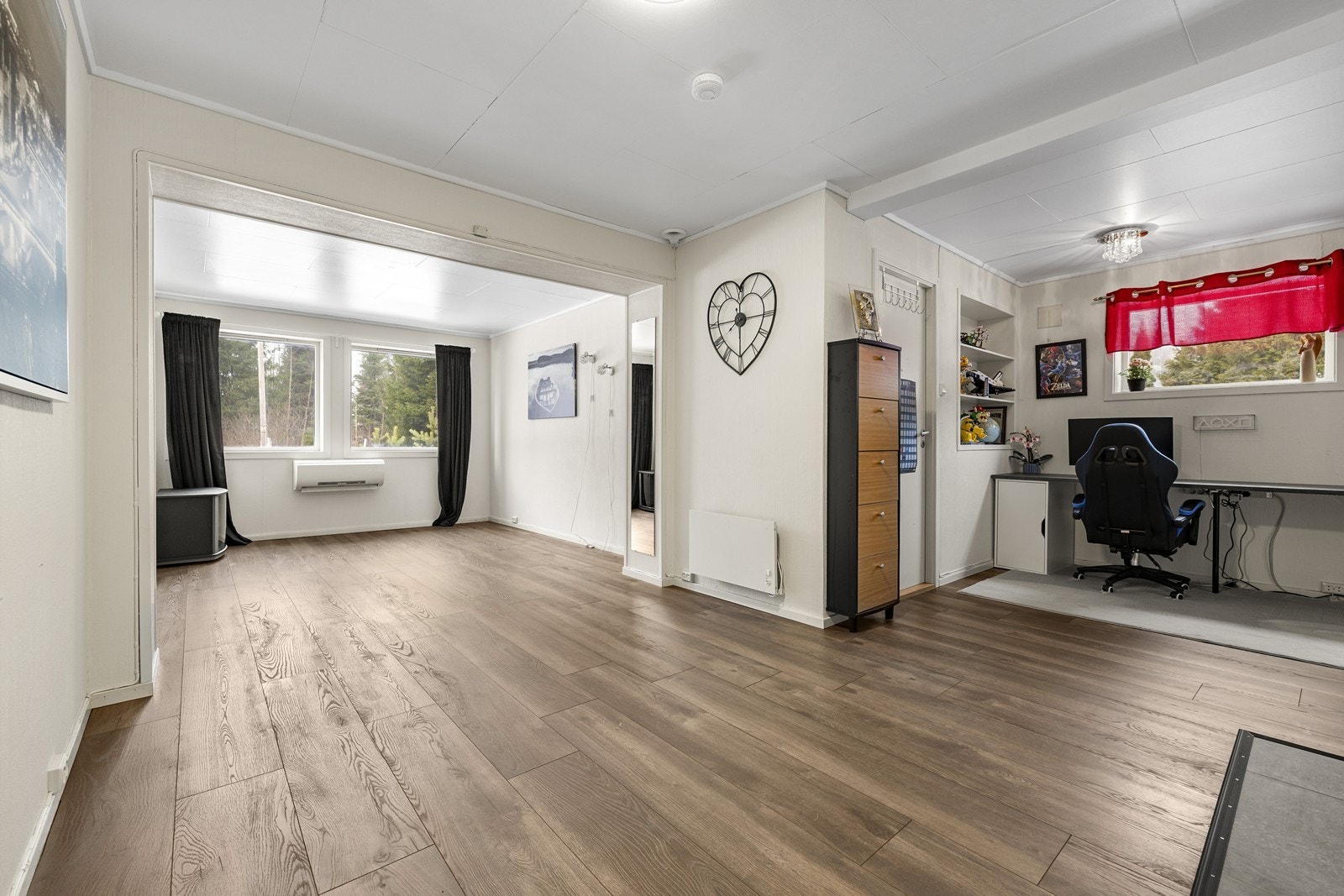 Stuen i underetasjen er romslig og gir rom for flere soner, som kontorplass og sofakrok. Galleribilde