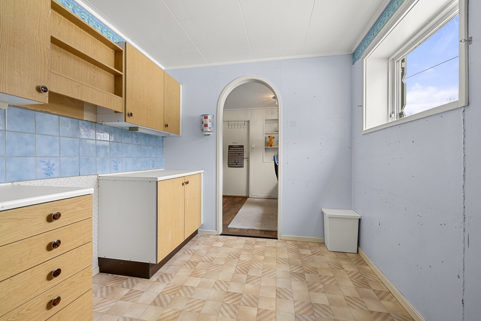 Innredningen har laminert benkeplate og opplegg for komfyr. Galleribilde