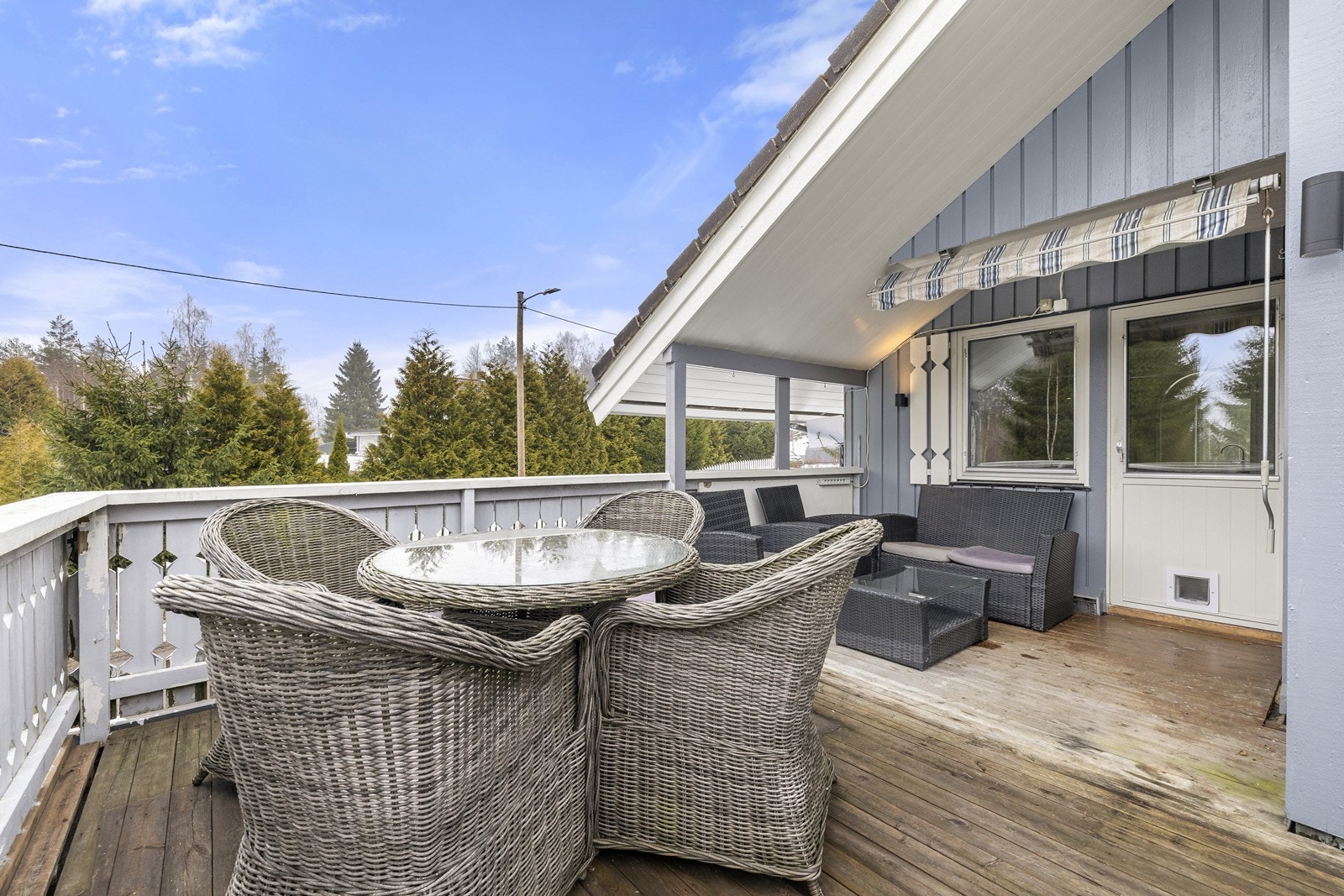 En del av terrassen er overbygd, noe som gir ly for vær og vind. Galleribilde