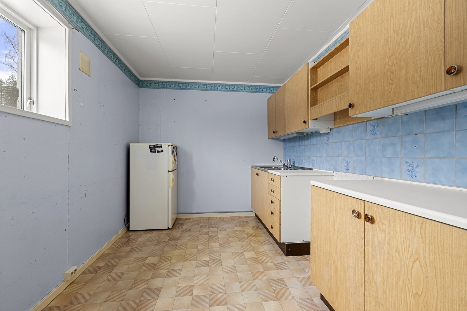 Innredet rom med enkel kjøkkeninnredning fra 1986. Rommet er godkjent som bod. Galleribilde