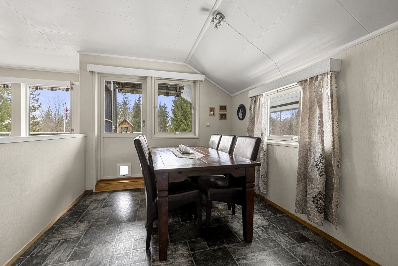 I tilknytning til stuen er det en egen spisekrok med plass til spisebord. Galleribilde