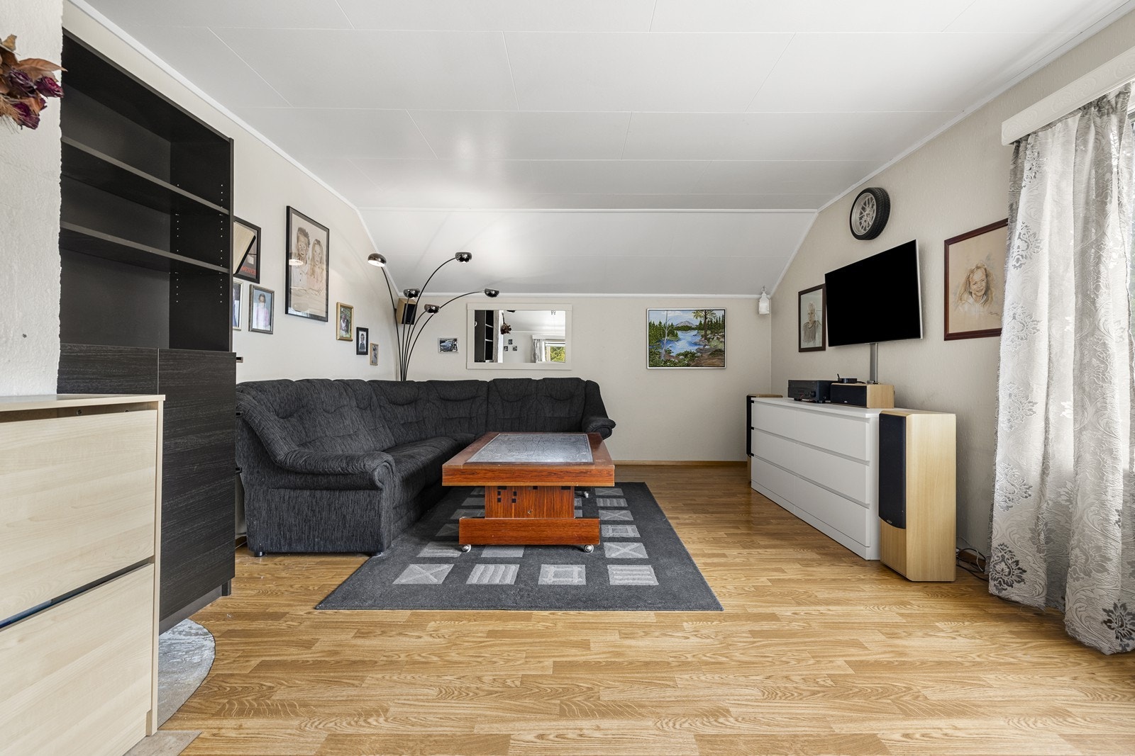 Rommet har laminatgulv og vegger med malte panelplater og tapetserte flater. Galleribilde