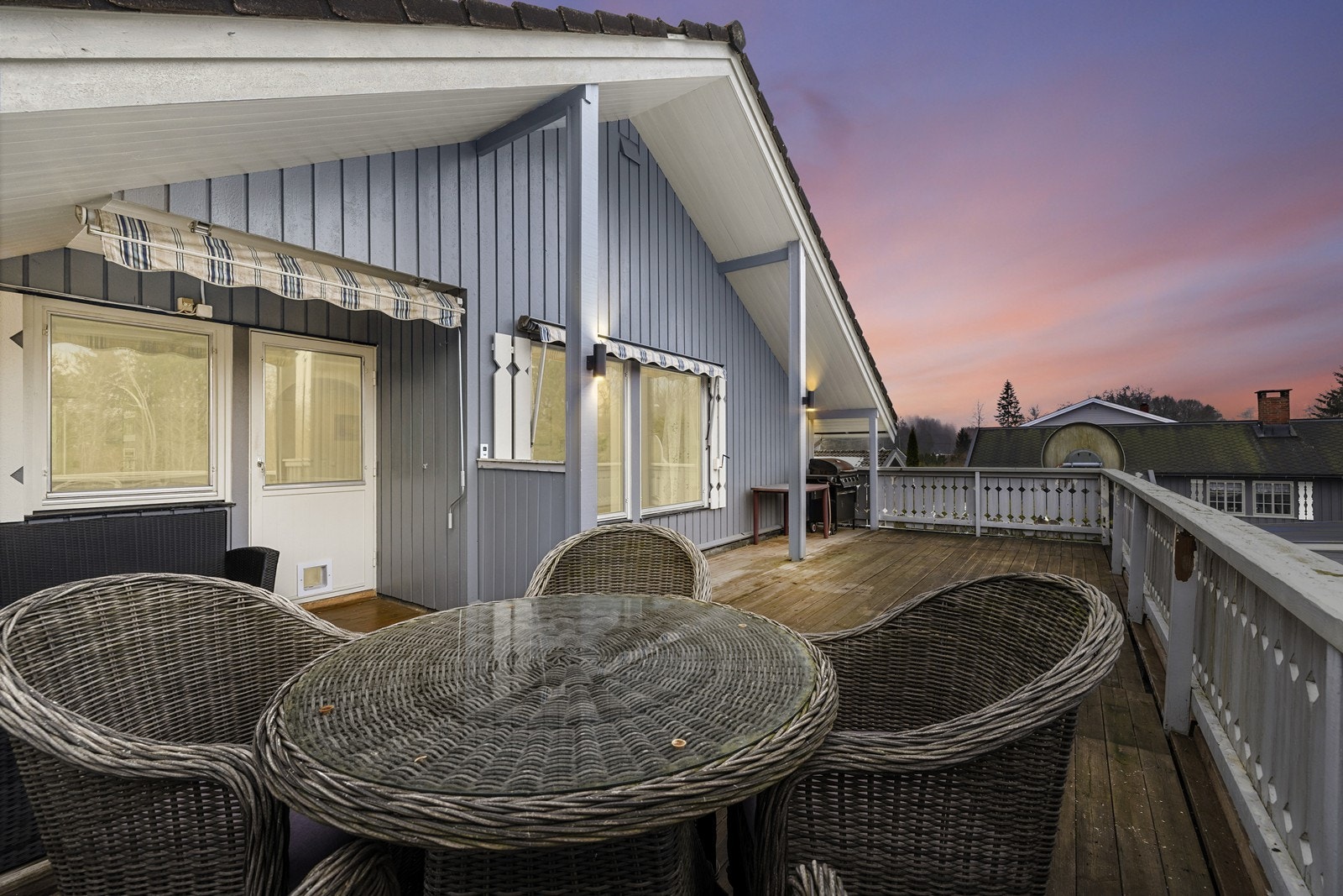 Eiendommen har en fleksibel planløsning og en stor terrasse som strekker seg langs fasaden. Galleribilde