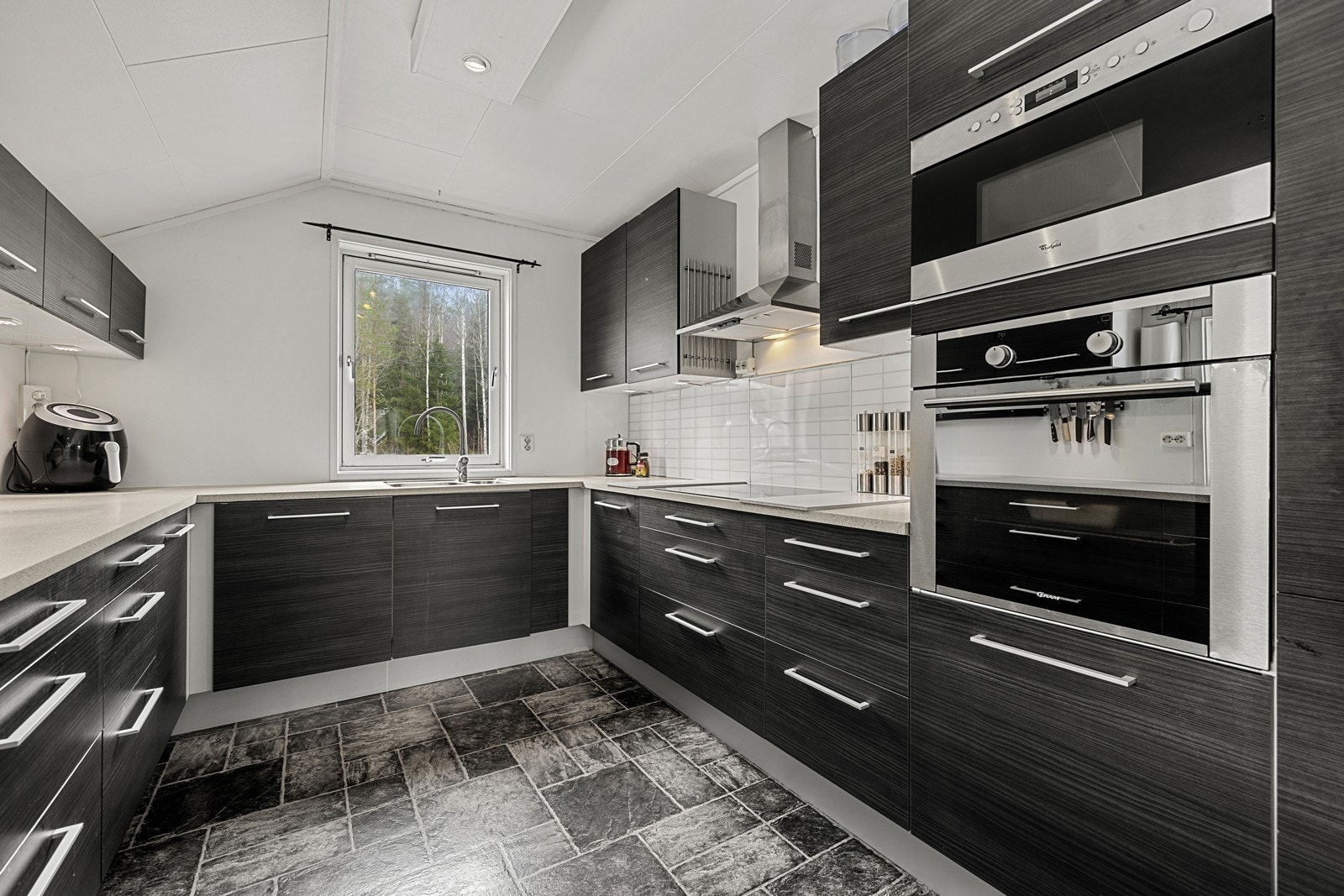 Kjøkkenet er utstyrt med integrert komfyr, nedfelt platetopp og mikrobølgeovn. Galleribilde