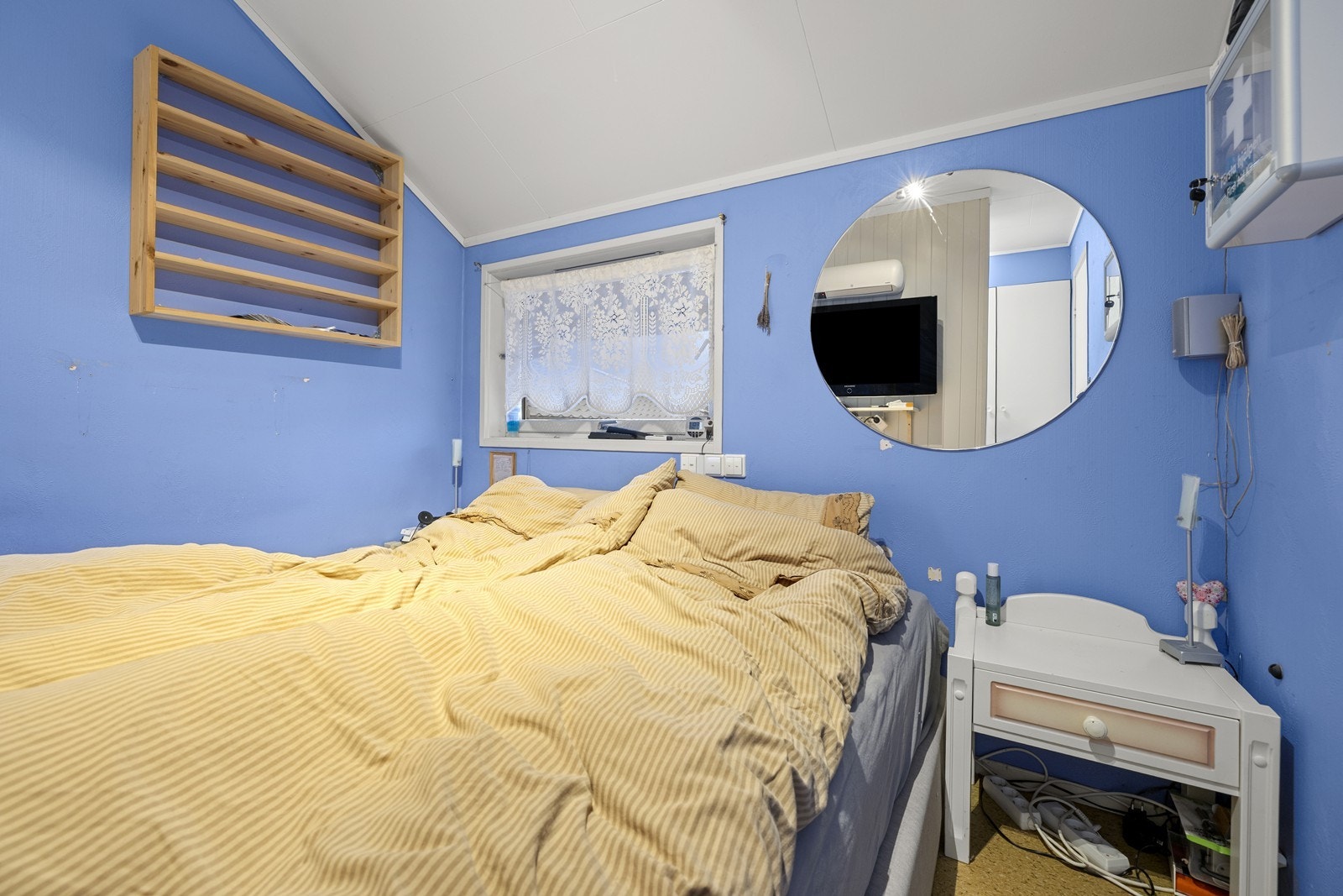 Rommet er lyst og har gulvbelegg og malte veggflater. Galleribilde