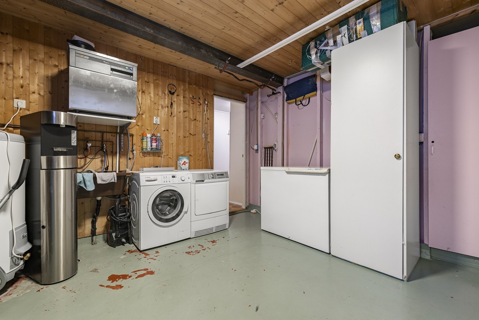 Rommet har opplegg for vaskemaskin og tørketrommel, samt en praktisk utslagsvask. Galleribilde