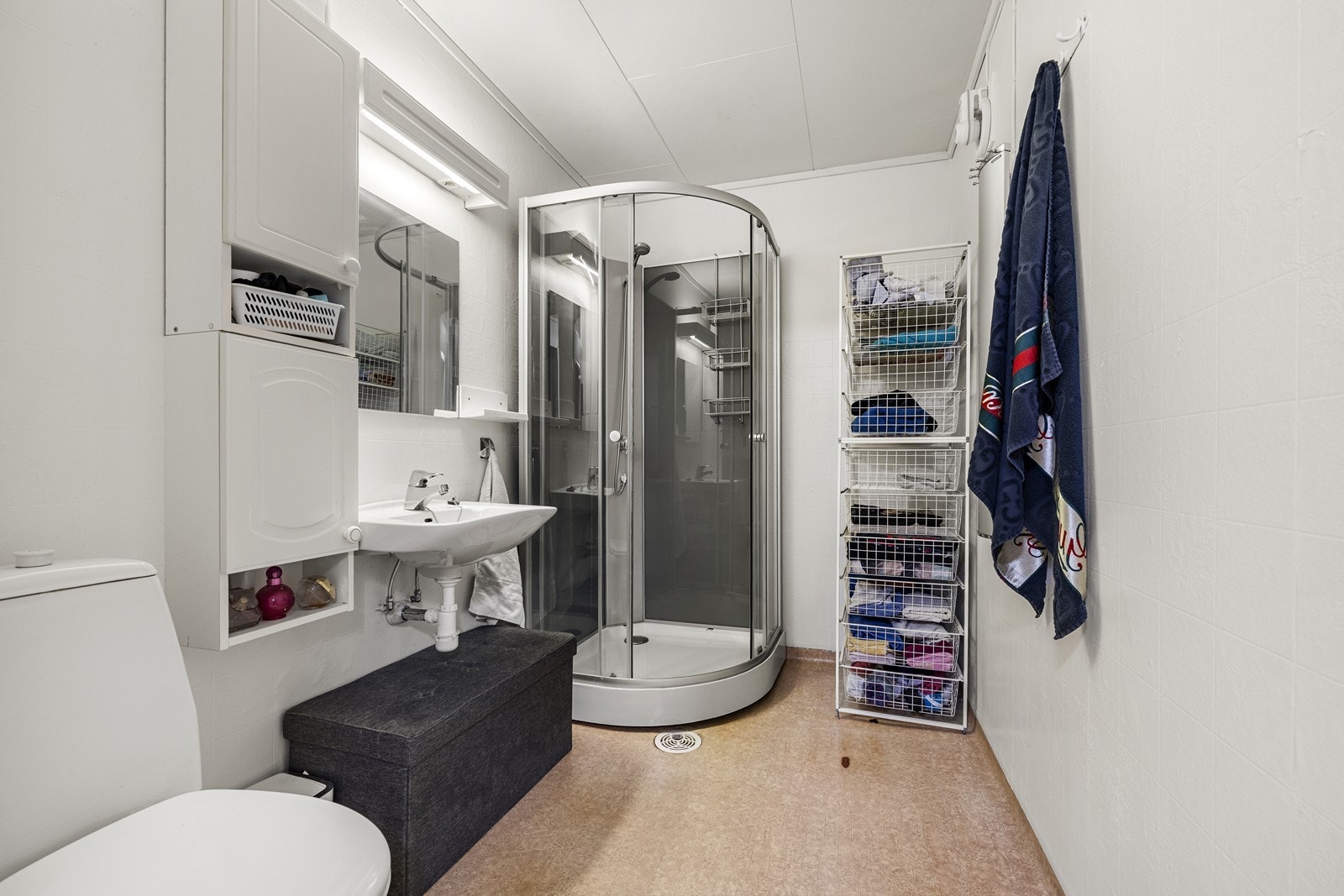 Badet i underetasjen er utstyrt med dusjkabinett, toalett og servant. Rommet er anbefalt å totalrenovere. Galleribilde