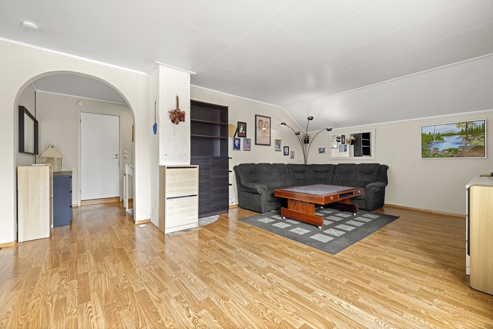 Stuen i første etasje er romslig og har plass til en større sittegruppe. Galleribilde