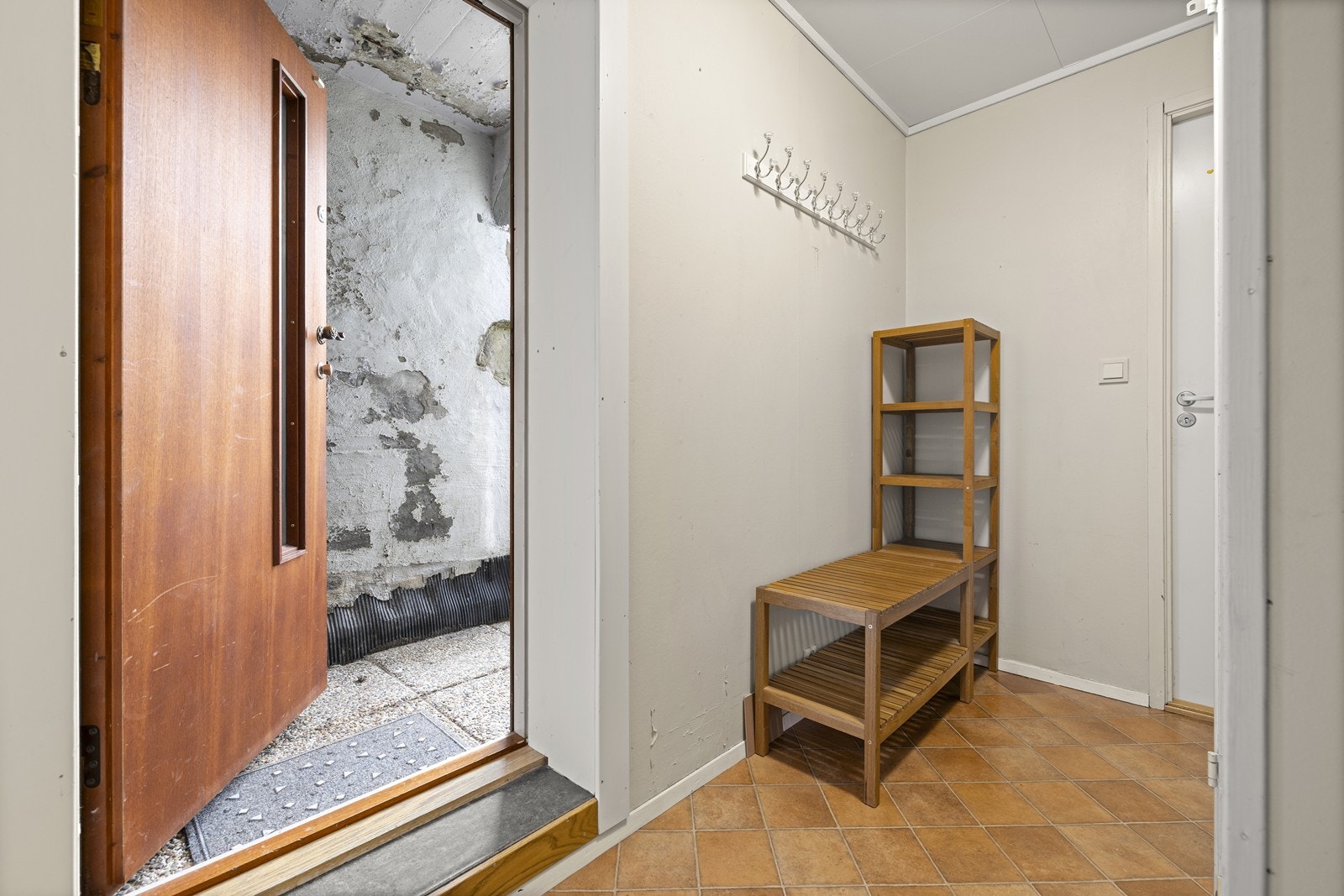 Underetasjen har egen inngang, noe som gir økt fleksibilitet for familien. Galleribilde