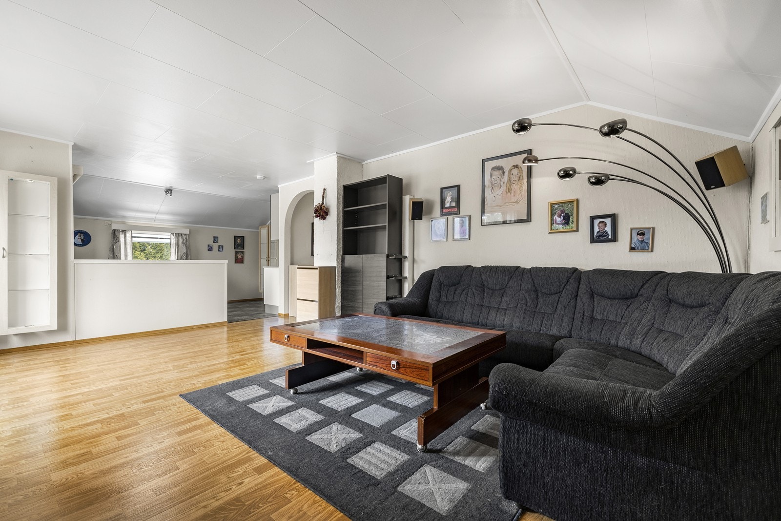 Den åpne løsningen gir en god romfølelse og fleksible møbleringsmuligheter. Galleribilde