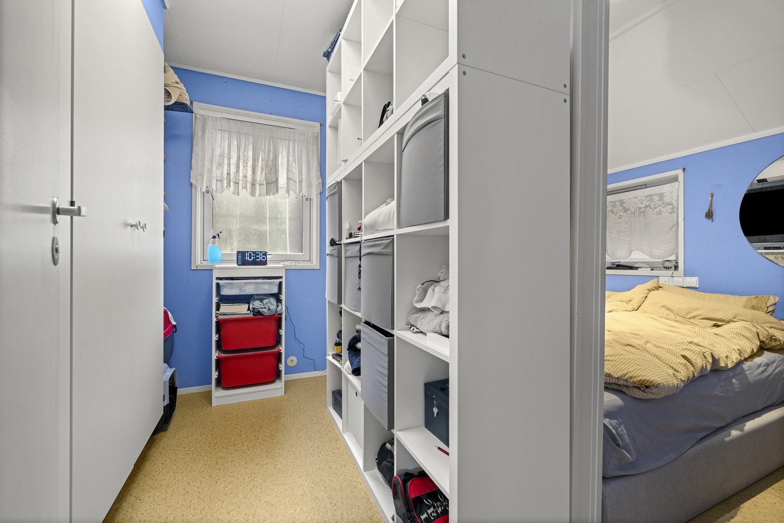 Hovedetasjen har et soverom av god størrelse med plass til seng og garderobeløsning. Galleribilde